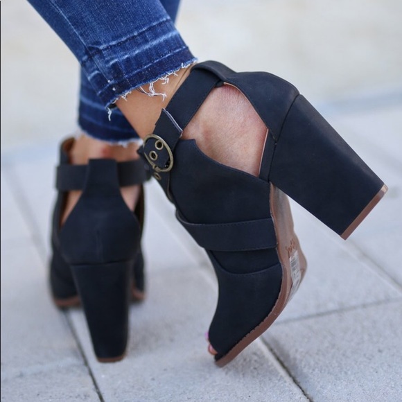 Black peep toe criss cross strap booties w buckle - Picture 7 of 8